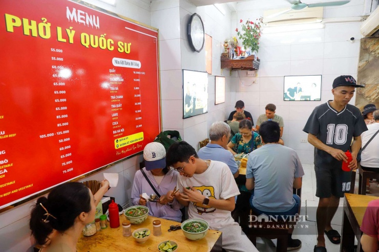 Ghi nhận chiều tối ngày 27/4, quán phở này luôn trong tình trạng kín chỗ.&nbsp;