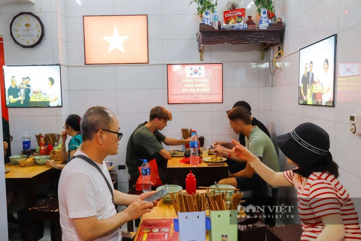 Ngay trên các bức tường ốp gạch trắng, anh Thiều Văn Mùi (chủ quán) đã cho treo 2 bức ảnh chụp cùng&nbsp;Tổng thống Hàn Quốc Lee Jae Myung và Phu nhân Kim Hae Kyung lớn được đóng khung cẩn thận. Trên cao là ảnh quốc kỳ Việt Nam và ở chính giữa là ảnh giới thiệu Tổng thống Hàn Quốc đã ăn ở đây dịch bằng tiếng Anh, tiếng Hàn Quốc.