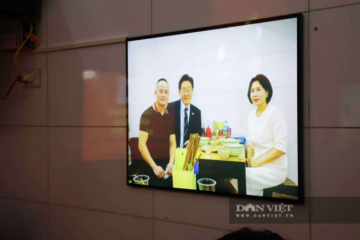 "Có rất nhiều người từ xa đến ăn thử, có người từ TP.HCM ra, có người ở Đà Nẵng, rồi cả Hà Nội cũng đến check-in, đồng thời cũng có nhiều du khách Hàn Quốc và Châu Âu đến quán", anh Mùi hồ hởi chia sẻ.