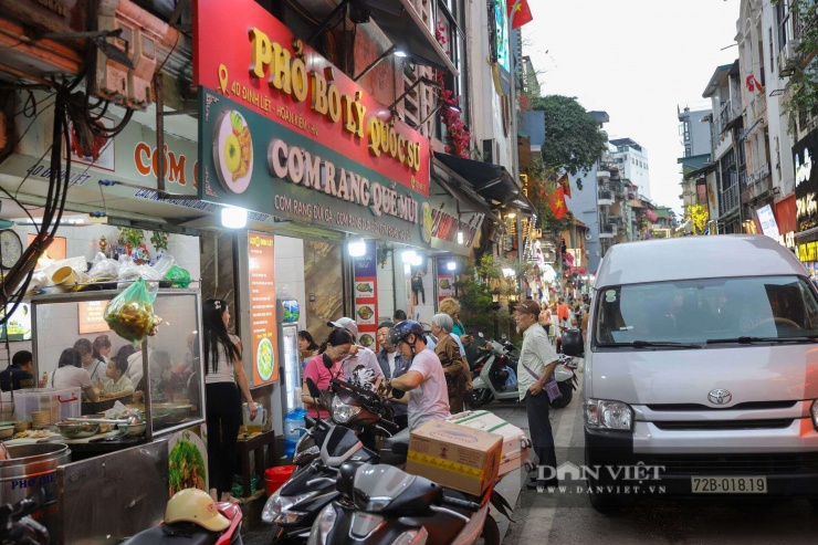 Khoảng 18h, số lượng khách đến quán phở 40 Đinh Liệt tăng chóng mặt. Nhiều người phải chờ xếp hàng từ 15-30 phút mới có thể vào thưởng thức&nbsp;"combo Tổng thống".