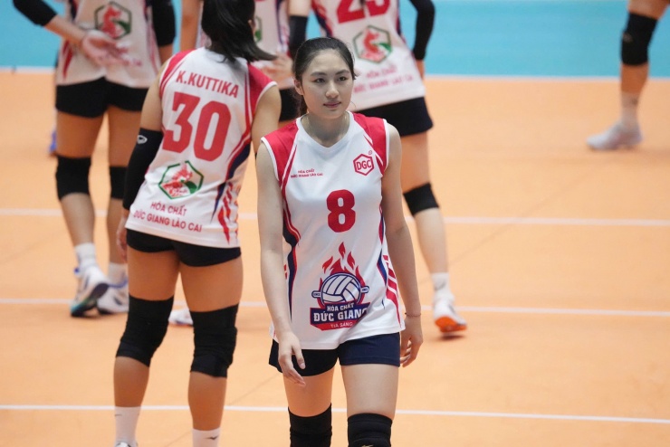 Hoa khôi bóng chuyền hội làng cao 1m80 gây sốt ở Cúp Hùng Vương - 1