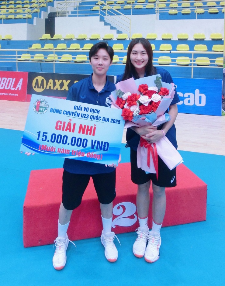 Hoa khôi bóng chuyền hội làng cao 1m80 gây sốt ở Cúp Hùng Vương - 3