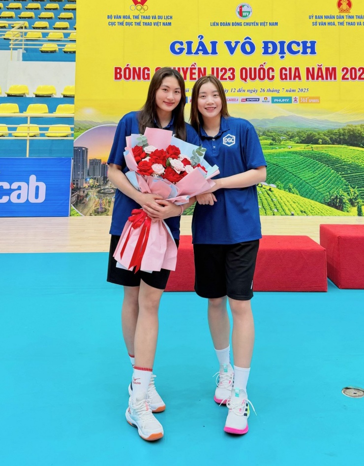 Hoa khôi bóng chuyền hội làng cao 1m80 gây sốt ở Cúp Hùng Vương - 2