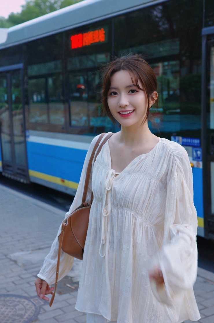 Ngọc Huyền không chỉ là "gương mặt thân quen" của phim giờ vàng VTV mà còn được biết đến là cháu dâu của NSƯT Chí Trung. Năm 2023, Ngọc Huyền kết hôn với Duy Minh - cháu họ của nam nghệ sĩ.