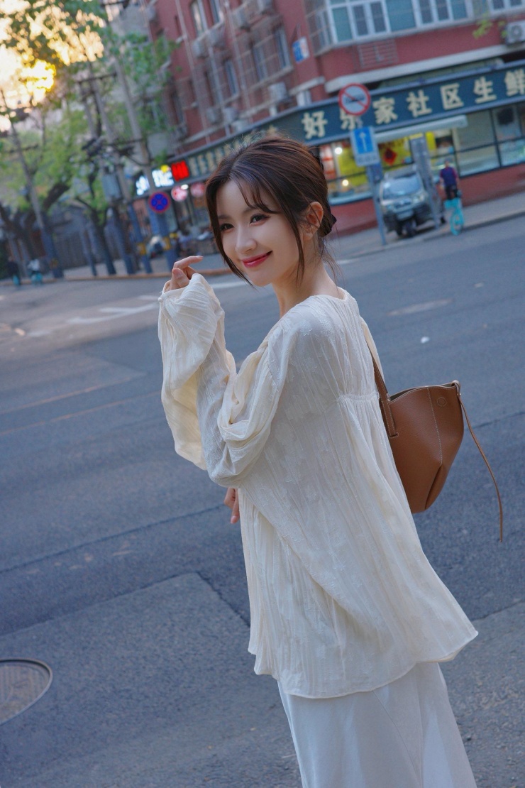 Sinh năm 1999, quê Ninh Bình (Nam Định cũ), Ngọc Huyền từng theo học ngành thiết kế thời trang tại Đại học Mỹ thuật Công nghiệp – nền tảng giúp cô có gu thẩm mỹ tốt và cách phối đồ tinh tế. Điều này lý do vì sao mỗi lần xuất hiện, nữ diễn viên luôn mang đến cảm giác giác nhẹ nhàng, mong manh, vừa nữ tính vừa hiện đại.