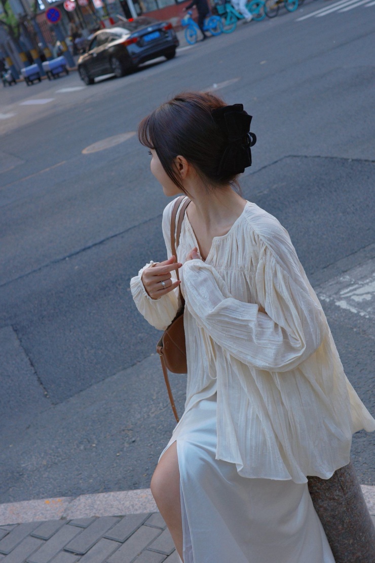 Cô lựa chọn tông màu trung tính: trắng, kem, be, pastel,... thiết kế thương mại: váy voan, lụa,... phom nhẹ nhàng, tôn lên mảnh mai,... …giúp cô vừa sang trọng, vừa gần gũi.