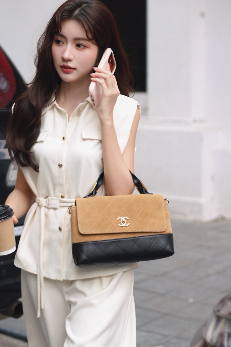 Sau khi kết hôn với Duy Minh – cháu họ của NSƯT Chí Trung, phong cách của cô càng trưởng thành hơn, hướng đến sự chín chắn và tinh tế.