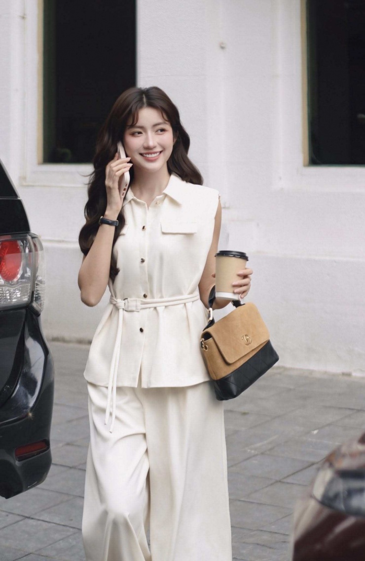 Một outfit khác được Ngọc Huyền hướng tới hình ảnh người phụ nữ trẻ hiện đại nhưng kín đáo. Những bộ trang phục như: Jumpsuit hoặc set đồ đơn sắc; Áo sơ mi mi mềm + quần sóc;... mix túi xách hàng hiệu tinh giản.