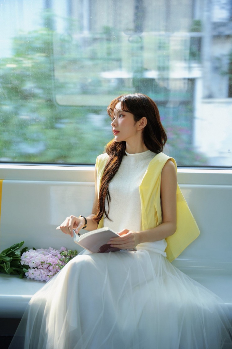 Trước khi nổi tiếng với phim ảnh, Ngọc Huyền từng làm mẫu ảnh cho các thương hiệu thời trang. Chính điều này giúp cô: Biết rõ chất liệu, phomstyle; Biết cách chọn trang phục phù hợp; Tạo hình ảnh cá nhân nhất. Dù xuất hiện ở sự kiện hay đời thường, cô luôn giữ hình ảnh chỉ chu, không bị “lệch tông”.