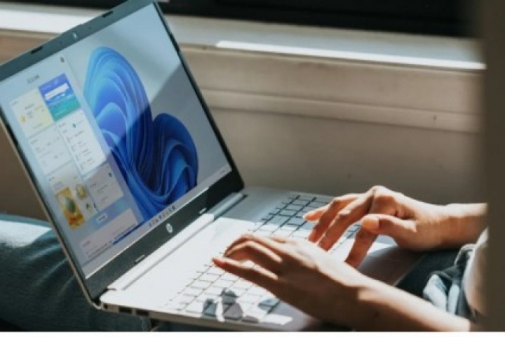 AI không cứu nổi máy tính xách tay Windows trước MacBook?