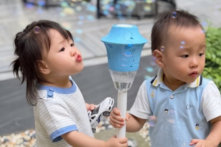 Phương Oanh khen con trai 2 tuổi 'nghiêm túc và trách nhiệm'