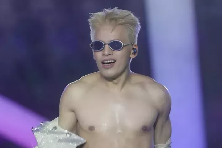 Nỗ lực hát live của 32 ca sĩ trước 50.000 khán giả