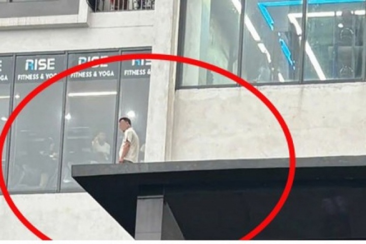 Cận cảnh vụ giải cứu người đàn ông có biểu hiện bất thường tại chung cư Rose Town