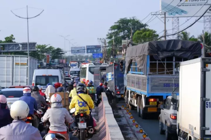 Cửa ngõ vào TPHCM kẹt cứng trở lại người và xe