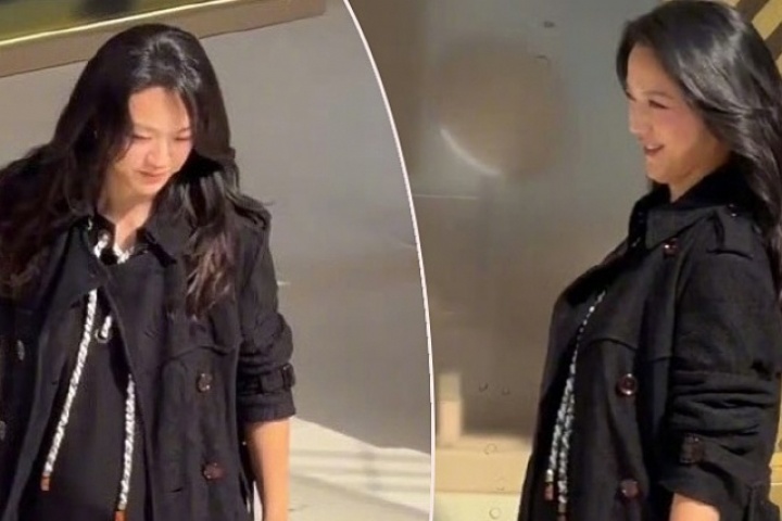 Thang Duy lộ bụng bầu lùm lùm ở tuổi 46