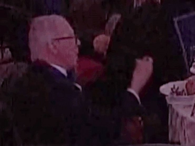 Người đàn ông thản nhiên ngồi ăn khi tiếng súng vang lên tại tiệc báo chí Nhà Trắng