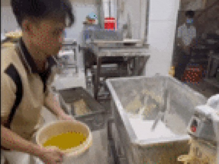 Giật mình trước các vụ đột kích lò sản xuất mì trộn chất cấm