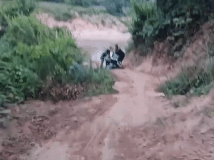 Clip lực lượng biên phòng tóm gọn kẻ buôn lậu 'như phim hành động'