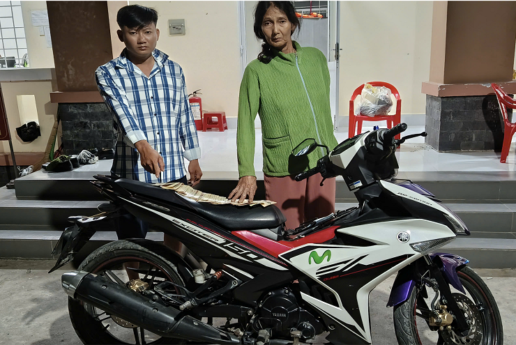 Con trai chở mẹ đi cướp giật gây phẫn nộ