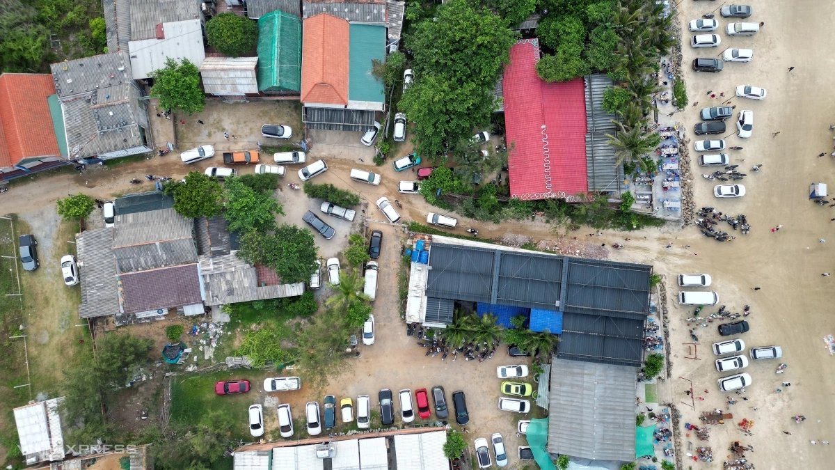 Khách đỗ kín ôtô trên bãi biển ở Quảng Ngãi - 3