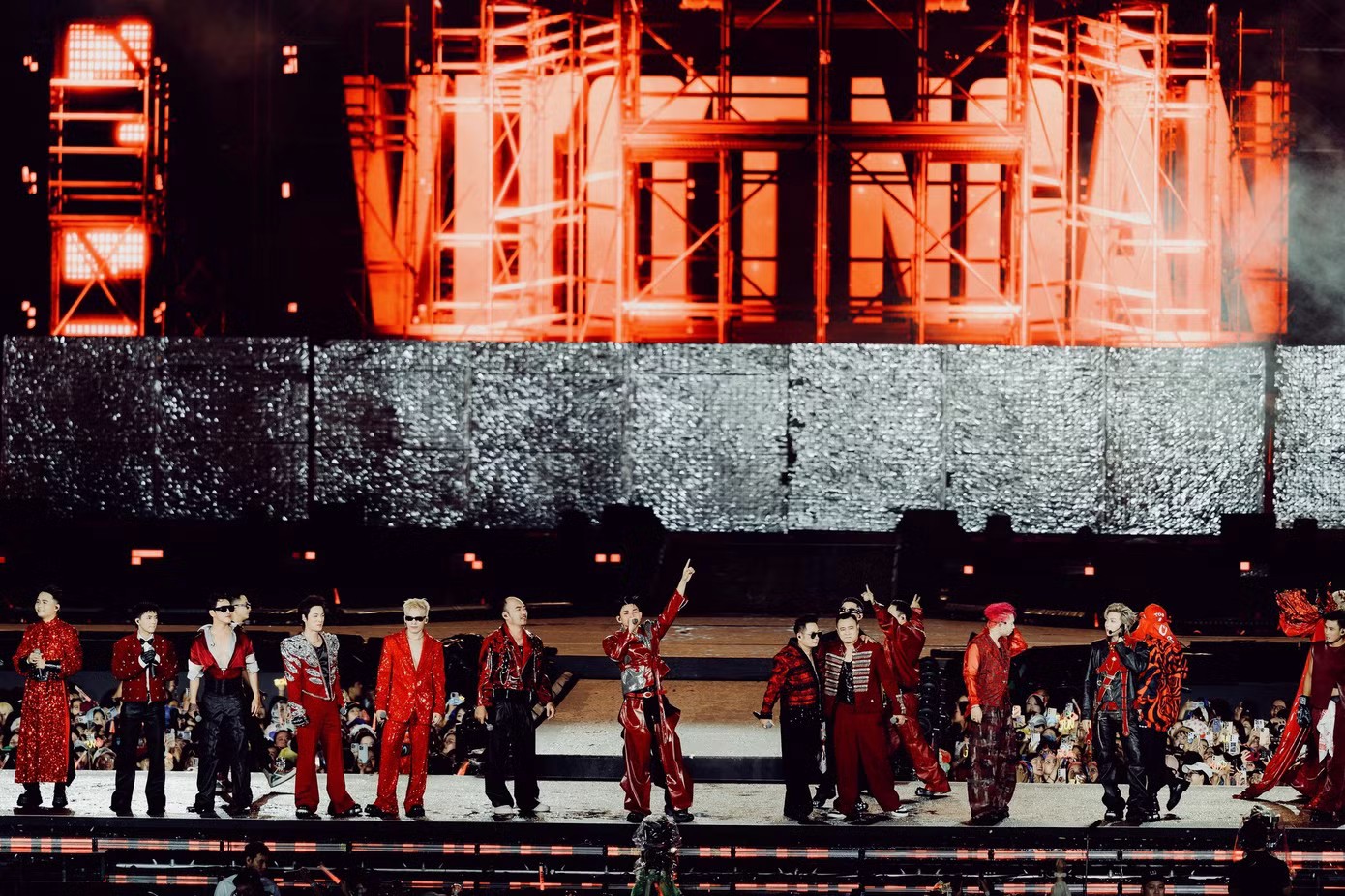 Nỗ lực hát live của 32 ca sĩ trước 50.000 khán giả - 1