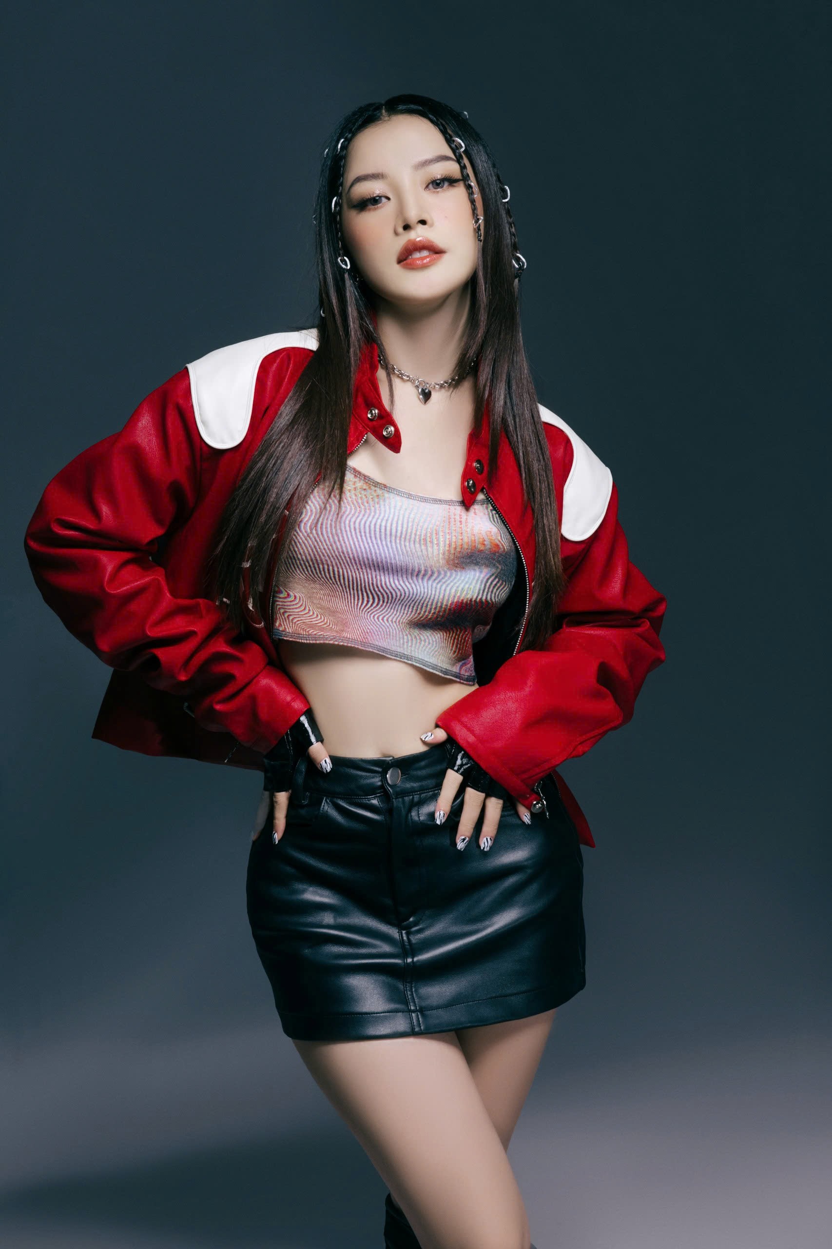 Một trong những yếu tố giúp Chi Pu ghi điểm chính là sự đa dạng trong phong cách. Không bị đóng khung trong một hình ảnh cố định, cô liên tục biến hóa. Khi cần quyến rũ, nữ ca sĩ lựa chọn những thiết kế ôm sát, cắt xẻ tinh tế, khoe trọn đường cong cơ thể mà vẫn giữ được sự thanh lịch. Khi theo đuổi phong cách năng động, cô ưu tiên những set đồ trẻ trung như crop top, chân váy ngắn hoặc quần short, kết hợp áo khoác da tạo cảm giác khỏe khoắn, hiện đại.