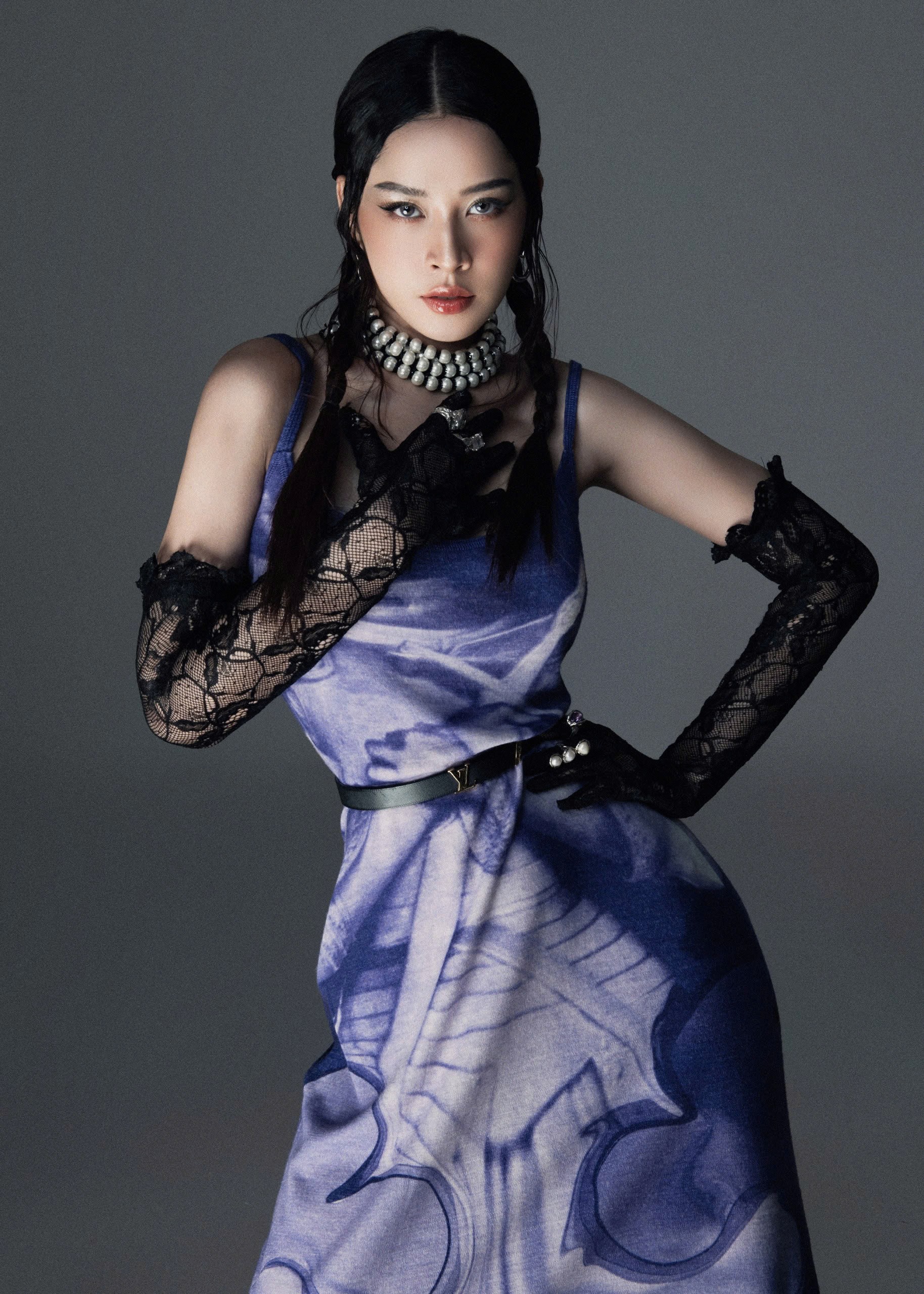 Một trong những yếu tố giúp Chi Pu ghi điểm chính là sự đa dạng trong phong cách. Không bị đóng khung trong một hình ảnh cố định, cô liên tục biến hóa. Khi cần quyến rũ, nữ ca sĩ lựa chọn những thiết kế ôm sát, cắt xẻ tinh tế, khoe trọn đường cong cơ thể mà vẫn giữ được sự thanh lịch. Khi theo đuổi phong cách năng động, cô ưu tiên những set đồ trẻ trung như crop top, chân váy ngắn hoặc quần short, kết hợp áo khoác da tạo cảm giác khỏe khoắn, hiện đại.