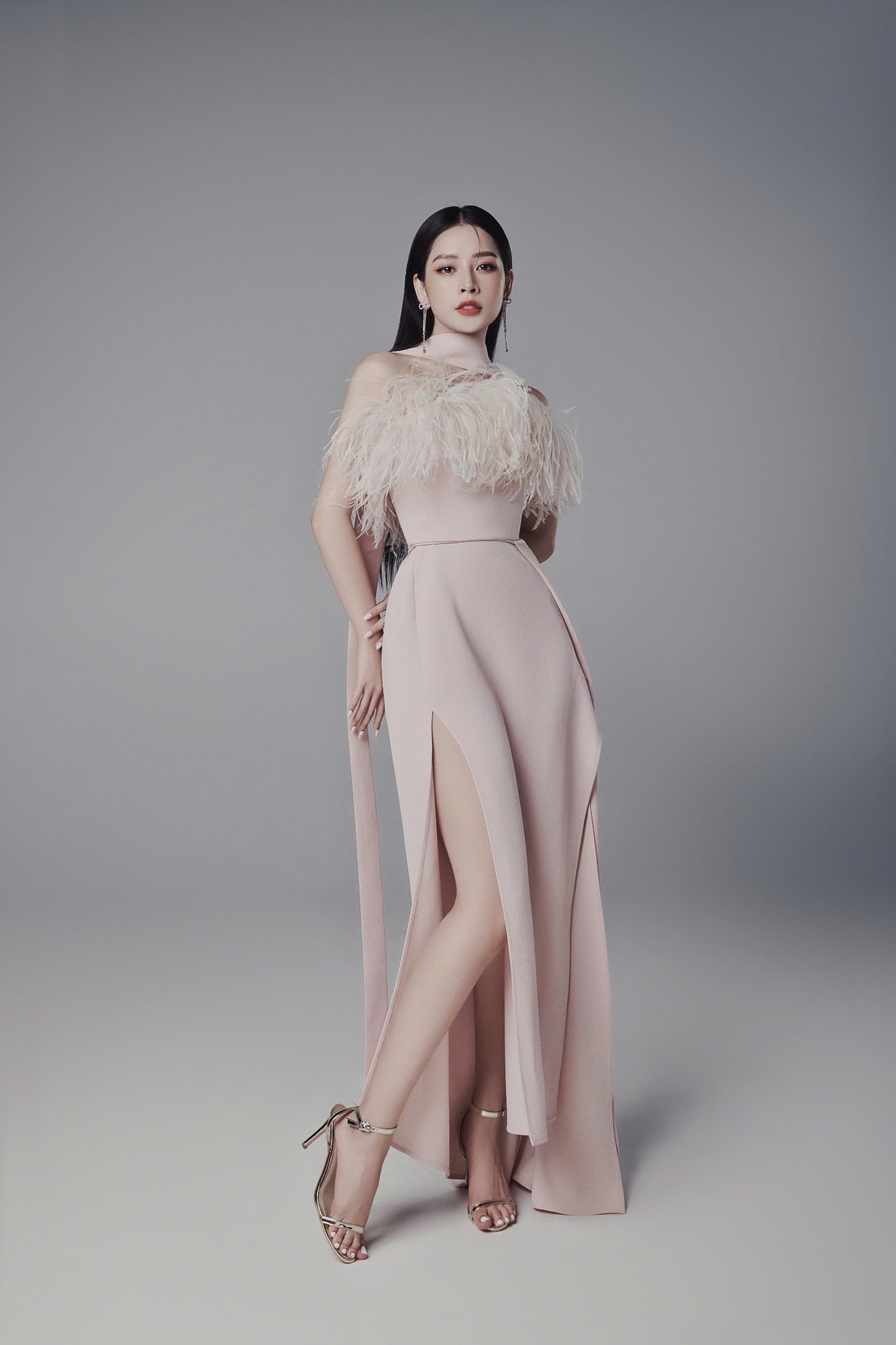 Còn với hình ảnh trưởng thành, chuyên nghiệp, Chi Pu lại gây ấn tượng với những bộ suit, váy áo tối giản nhưng qua cách mix&amp;match của cô lại trở nên cực kỳ thời thượng.