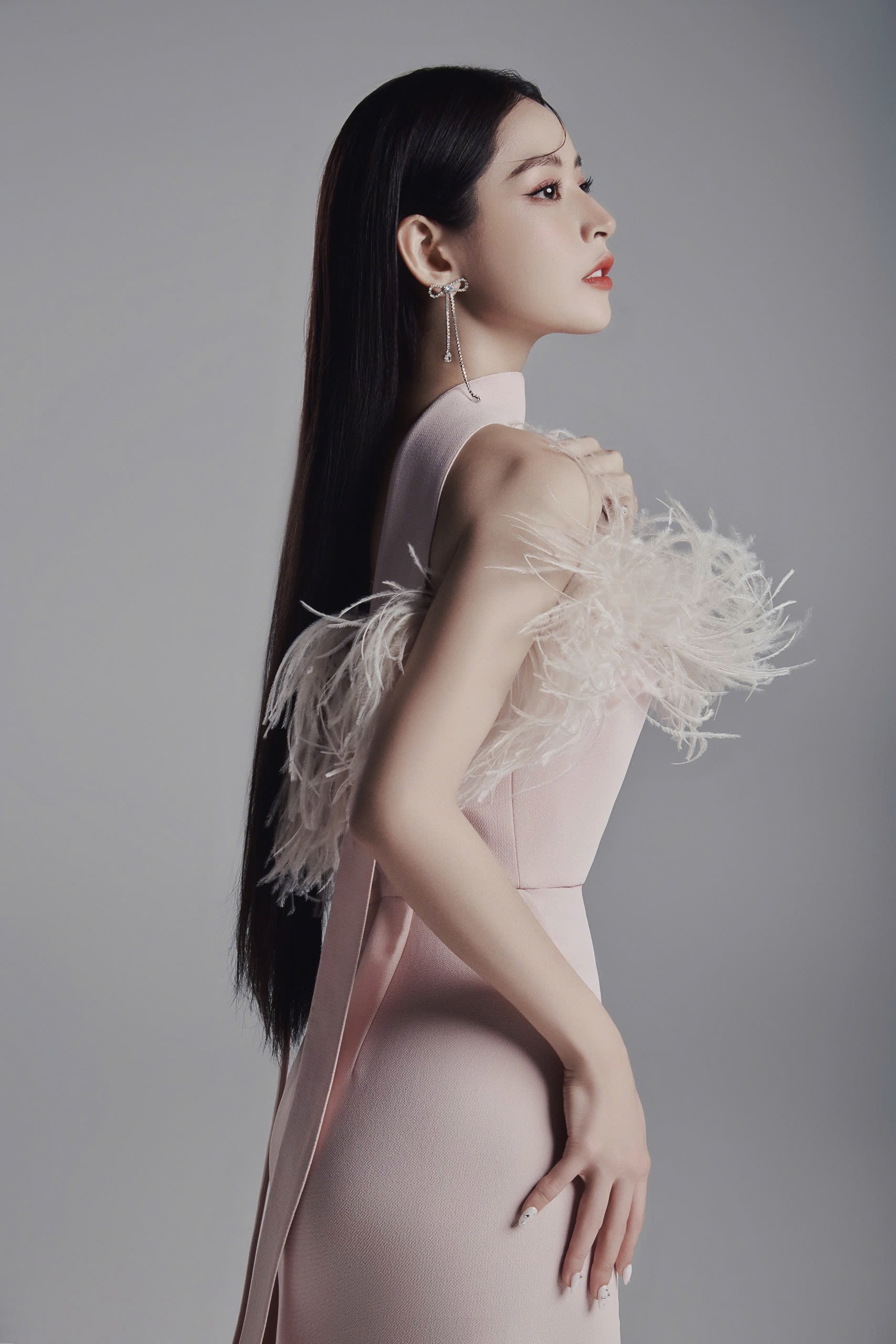 Còn với hình ảnh trưởng thành, chuyên nghiệp, Chi Pu lại gây ấn tượng với những bộ suit, váy áo tối giản nhưng qua cách mix&amp;match của cô lại trở nên cực kỳ thời thượng.