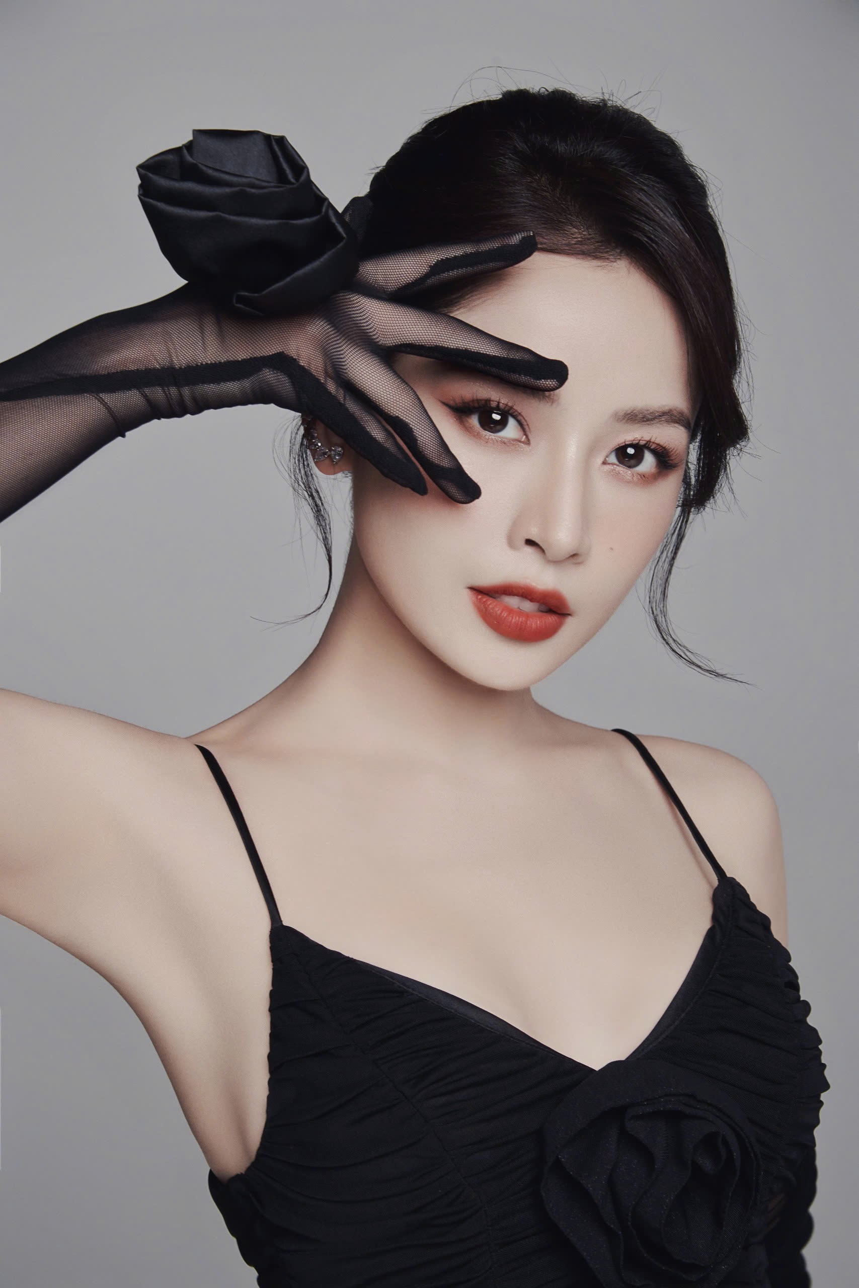 Không chỉ dừng lại ở việc chọn đồ, Chi Pu còn rất tinh tế trong cách xử lý chi tiết. Cô hiểu rõ lợi thế và hạn chế của cơ thể, từ đó ưu tiên những thiết kế có khả năng "ăn gian" chiều hoặc những set đồ có tỷ lệ trên – dưới hợp lý.