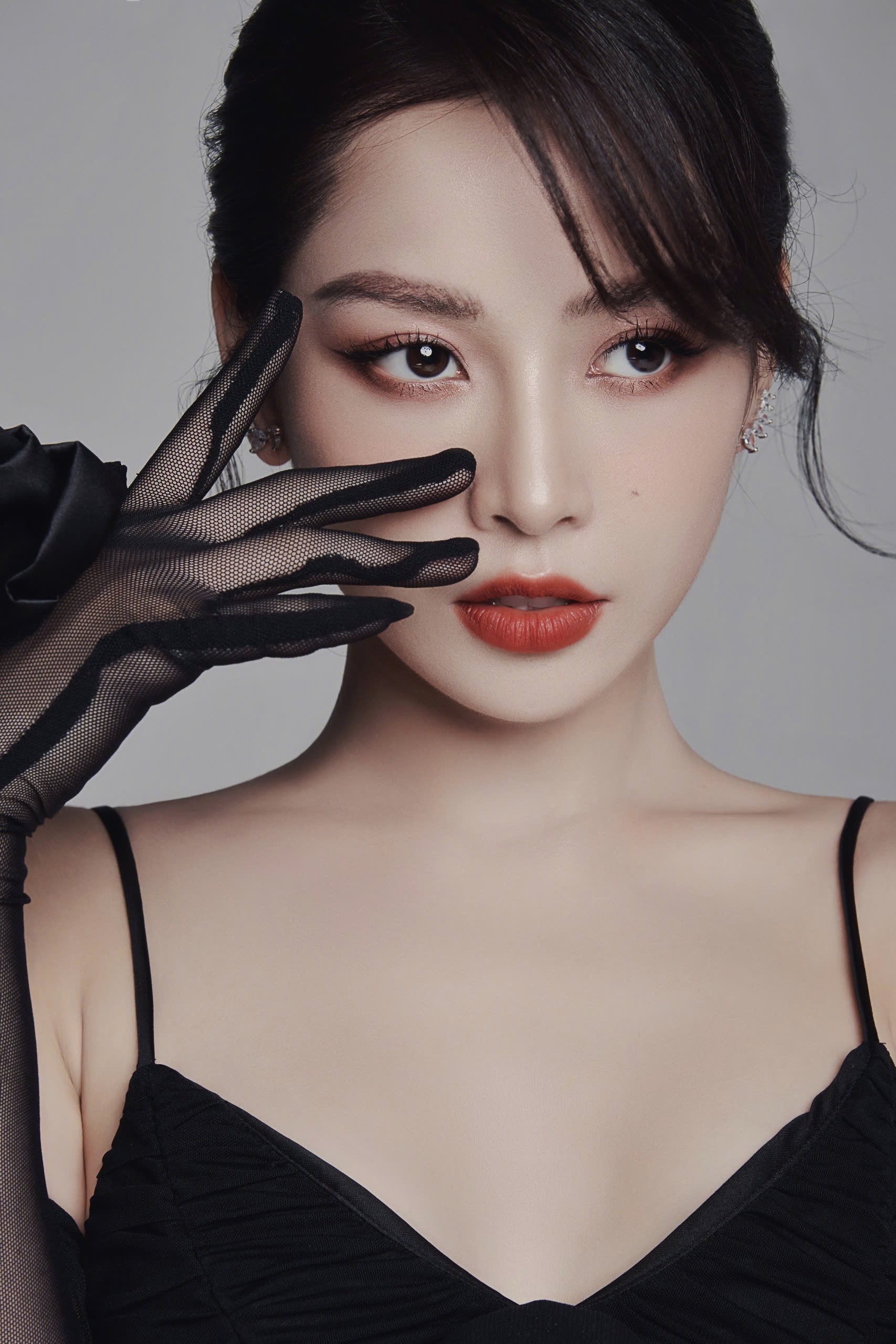 Không chỉ dừng lại ở việc chọn đồ, Chi Pu còn rất tinh tế trong cách xử lý chi tiết. Cô hiểu rõ lợi thế và hạn chế của cơ thể, từ đó ưu tiên những thiết kế có khả năng "ăn gian" chiều hoặc những set đồ có tỷ lệ trên – dưới hợp lý.