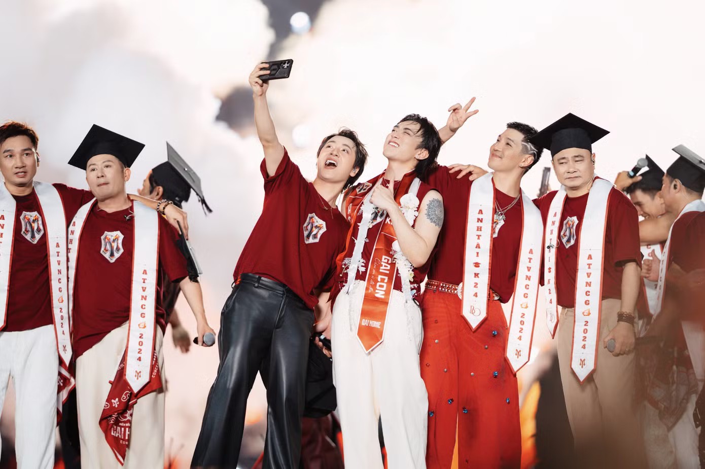 Nỗ lực hát live của 32 ca sĩ trước 50.000 khán giả - 18