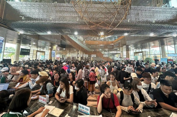 Du khách tập trung ở cảng Ao Tiên. Ảnh: Thương Vũ