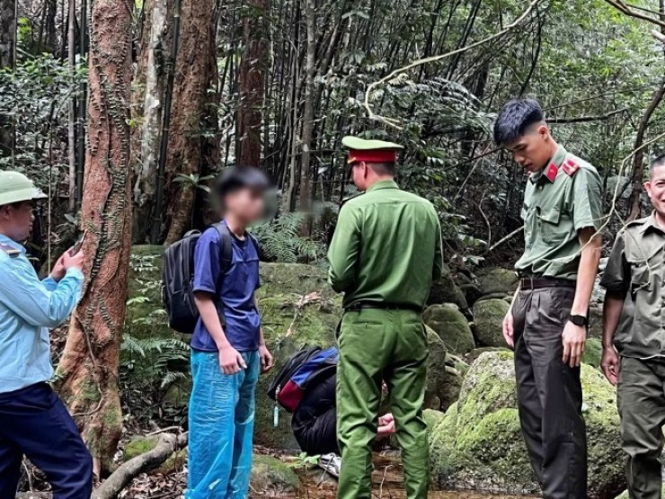 Giải cứu nghẹt thở trong rừng Tây Yên Tử sau cuộc gọi cầu cứu