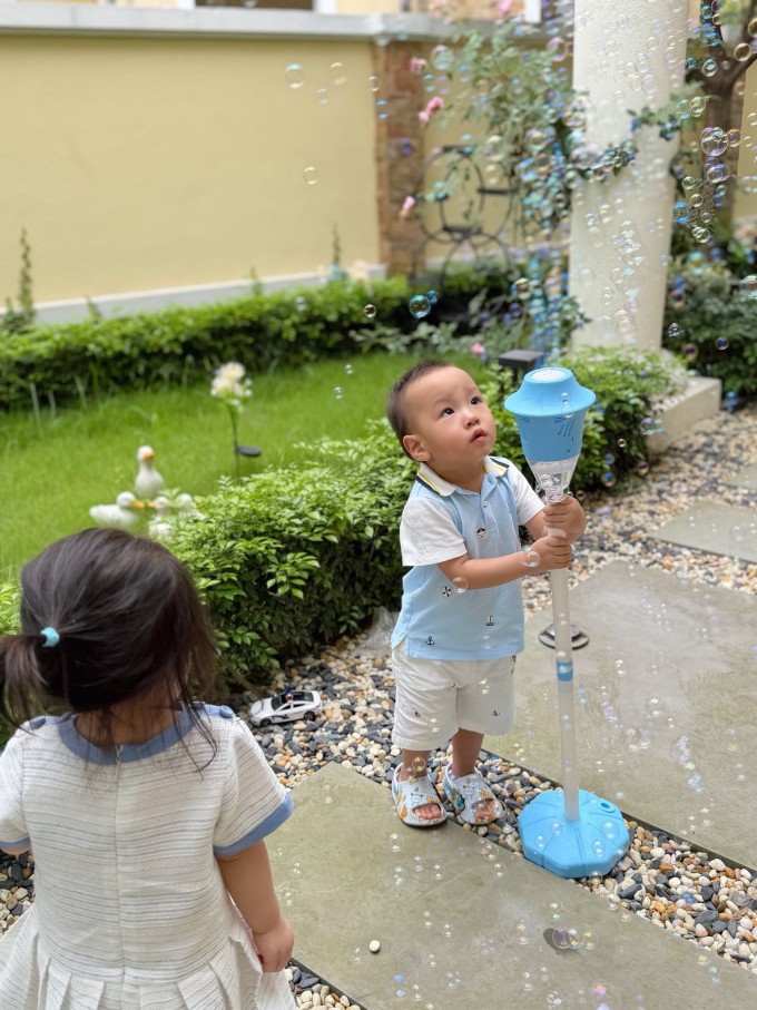 Phương Oanh khen con trai 2 tuổi 'nghiêm túc và trách nhiệm' - 2