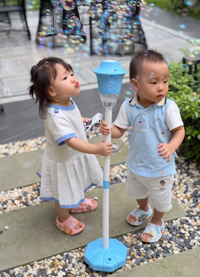 Phương Oanh khen con trai 2 tuổi 'nghiêm túc và trách nhiệm' - 1