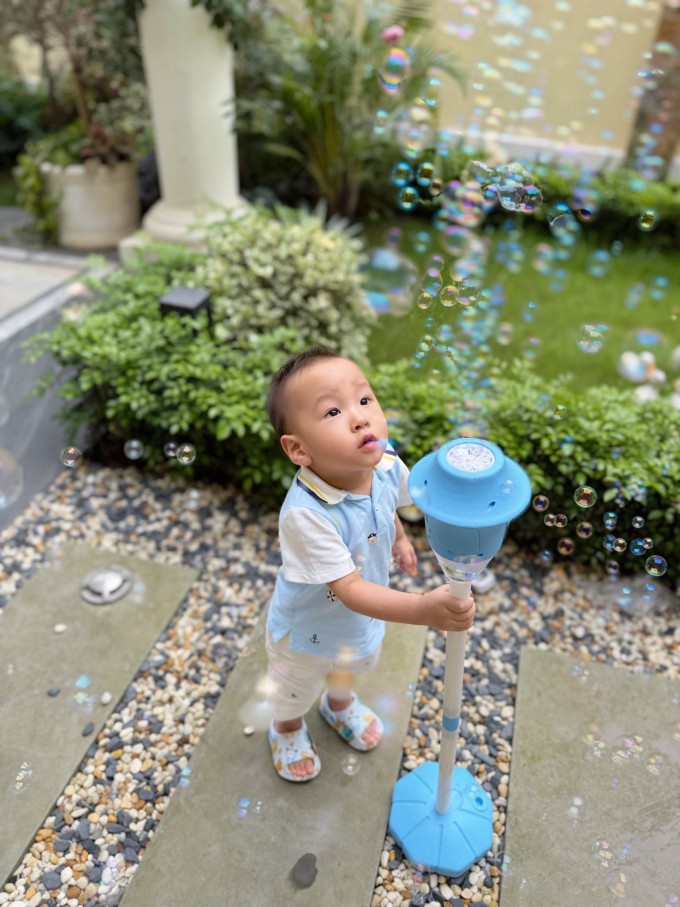 Phương Oanh khen con trai 2 tuổi 'nghiêm túc và trách nhiệm' - 5