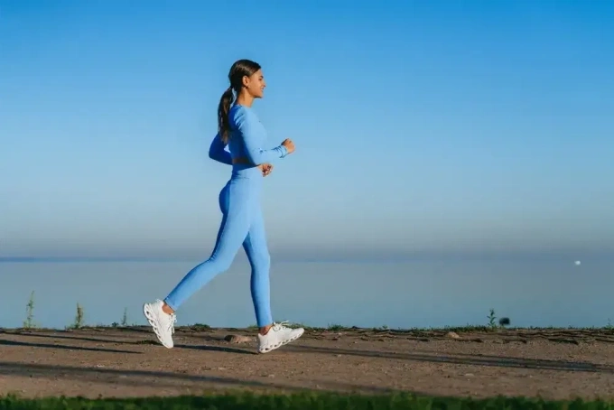 Huấn luyện viên Jenna khuyến khích tranh thủ đi bộ bất cứ khi nào có thể, hạn chế ngồi lì một chỗ để thúc đẩy trao đổi chất cơ thể, tránh tích mỡ.