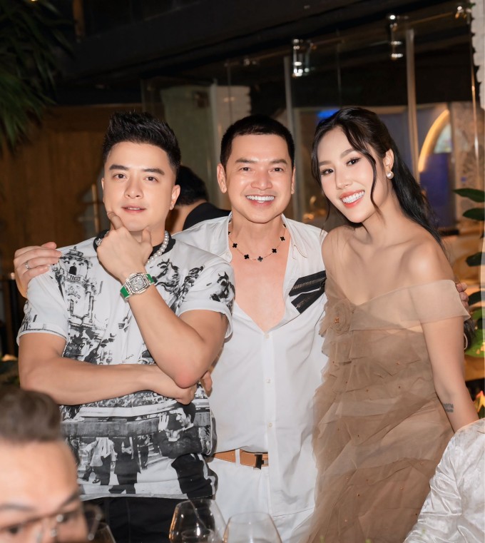 Quang Minh - Tăng Khánh Chi bên Cao Thái Sơn, người đã se duyên cho họ.