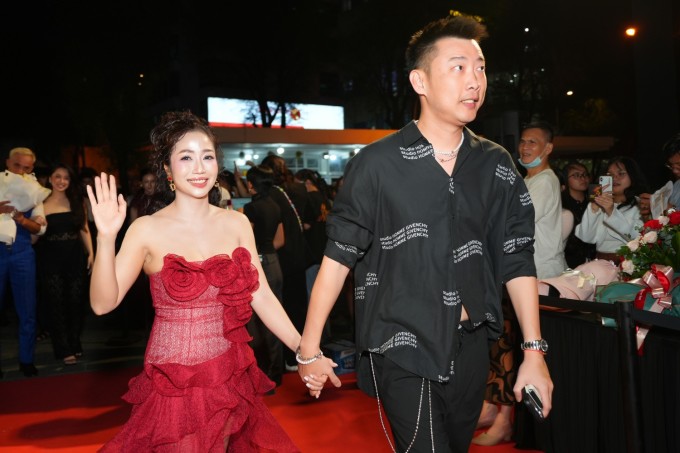 Vợ chồng Ốc Thanh Vân ở buổi công chiếu phim điện ảnh mới của cô, tối 22/4 ở TP HCM. Ảnh: Thanh Huyền