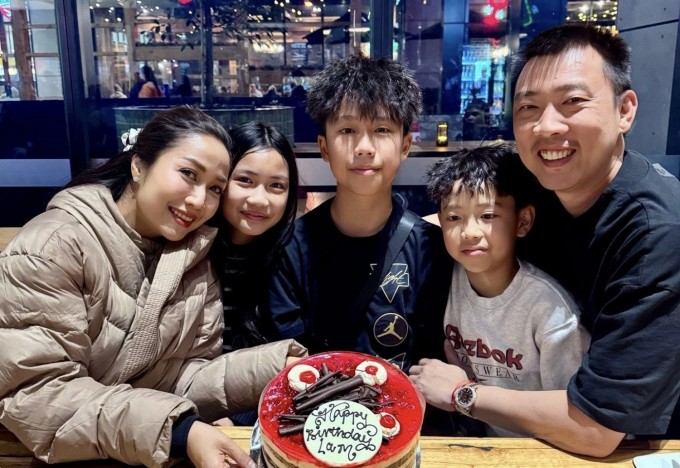Vợ chồng Ốc Thanh Vân bên các con, trong dịp sinh nhật con trai lớn - bé Coca, năm 2025. Ảnh: Nhân vật cung cấp