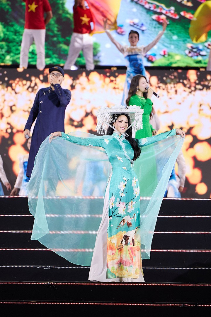 Nàng hậu cho biết cô vẫn ý thức rõ vai trò của mình trong tổng thể chương trình. “Đây là một sân khấu lớn, nên mỗi vị trí dù nhỏ cũng cần được đặt đúng chỗ để tạo nên một tổng thể hài hòa”, cô nói thêm.