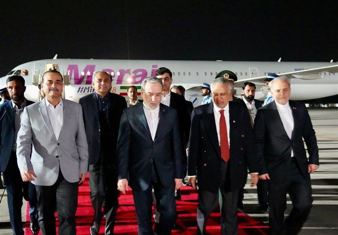 Bộ trưởng Ngoại giao Abbas Araqchi (giữa) hạ cánh xuống căn cứ không quân Nur Khan ở Islamabad - Pakistan - Ảnh: TASNIM