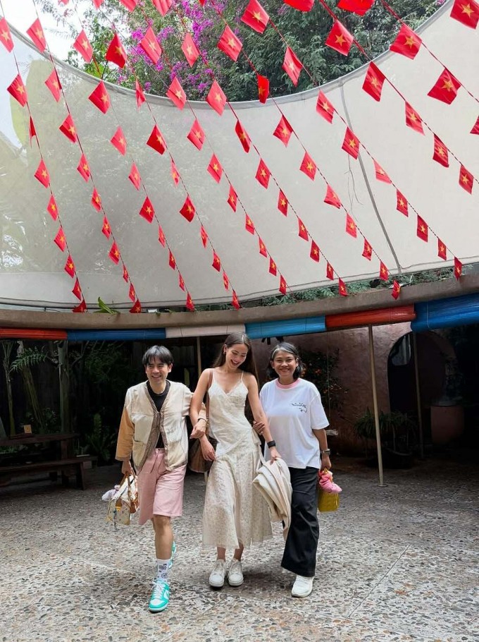 Đến Việt Nam đúng dịp giỗ Tổ Hùng Vương, Yaya cùng mẹ và stylist check-in ở TP HCM. Ảnh: Instagram Urassayas