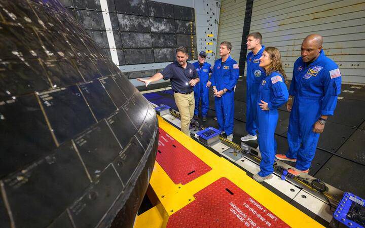 Phi hành đoàn Artemis II cùng kỹ sư NASA kiểm tra tấm chắn nhiệt của tàu Orion sau chuyến bay thử nghiệm. (Nguồn: NASA)
