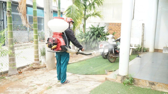 Phun hóa chất khử khuẩn các khu vực liên quan