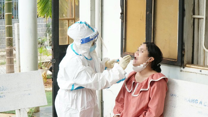 Ngành y tế lấy mẫu xét nghiệm đối với những trường hợp tiếp xúc gần với bệnh nhi