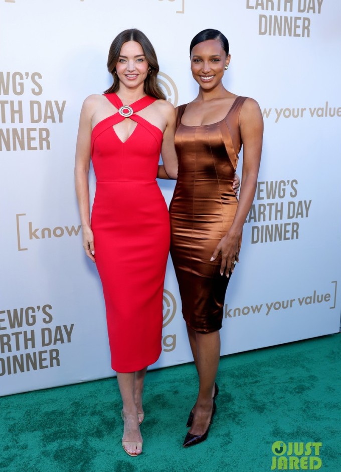 Hai cựu thiên thần nội y khoe dáng ở sự kiện. Ảnh: JJ