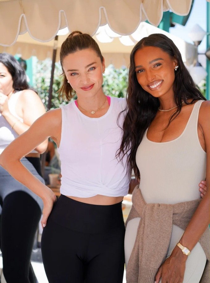 Miranda Kerr mời Jasmine Tookes tham gia một hoạt động của KORA năm 2022.