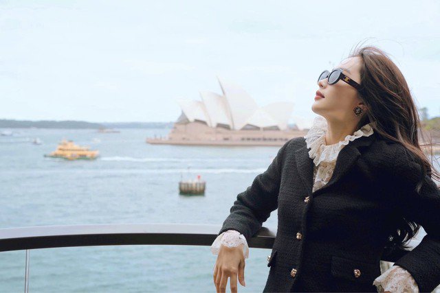 Vùng da quanh mắt cũng được cô chú trọng chăm sóc, thoa kem dưỡng mắt một cách nhẹ nhàng nhằm cải thiện nếp gấp, quầng thâm.